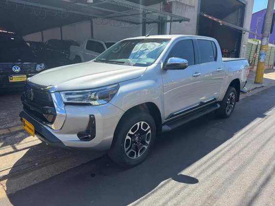 TOYOTA HILUX 2.8 D-4D TURBO DIESEL CD SRX 4X4 AUTOMÁTICO